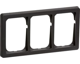 LK FUGA Baseline 63 vandret tripel ramme i koksgrå, 3x1½ modul, vist forfra med tre åbninger.