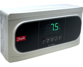 Danfoss AK-RC 204B kjøleromsstyring med Optyma-regulator, lyst kabinett, svart front og grønt display.