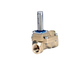 Danfoss EV220BW magnetventil i messing med G 1/2 tilslutning, NC funktion og EPDM pakning, vist på hvid baggrund.