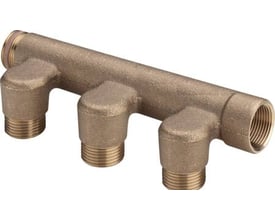 Oversigtsbillede af Viega fordelerrør i rødgods med 3 studser, der viser gevind og materialeegenskaber.