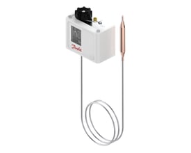 Danfoss KP79 termostat med en kobberfarvet føler og sølvfarvet kapillarrør, fremviser IP55-kapsling.