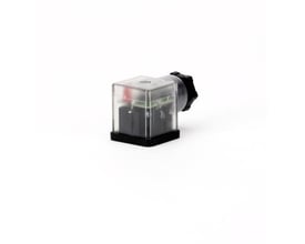 Danfoss 13,5 mm kabelstik med lysdiode på hvid baggrund, viser tilslutningsenden tydeligt med det sorte, gevindskårne låg.
