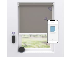 MotionBlinds rullegardin i grå, 100x190 cm, vist med fjernbetjening, smart speaker og mobilapp for Bluetooth-styring.