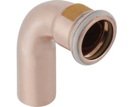 Geberit Mapress kobberbøjning på 22 mm med 90° vinkel, set skråt med muffeåbningen tydeligt synlig.