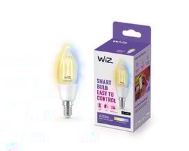 WiZ LED kertepære i klart glas med synlige filamenttråde, vist ved siden af dens WiZ Smart Bulb emballage.