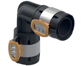 Geberit FlowFit 90° bøjning i sort PPSU med 63 mm diameter, fremhævet med orange clips og '50' mærkat på muffen.