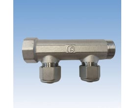 Pettinaroli 3/4" x 15 mm 3-grens CC50 messing fordelerrør med TEA belægning og fast muffe, vist med 2 tilslutninger.