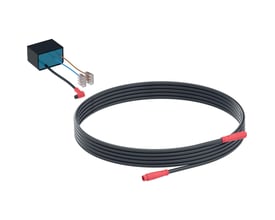 Geberit nettilslutning 230V/12V med 1,8 meter kabel og el-tilslutninger, vist med sorte kabler og rød samlemuffe.