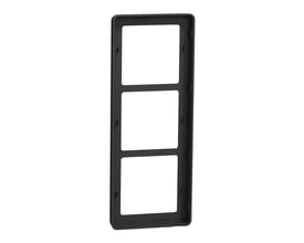 LK FUGA Base 63 designramme i koksgrå med plads til tre moduler, vist forfra på hvid baggrund.