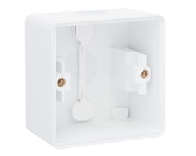 Niko Hydro stænktæt underlag i hvid, 1-modul, med synlige membranindgange og monteringsbeslag, IP55 klassificeret.