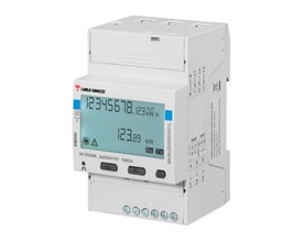 Carlo Gavazzi EM540 3-faset energimåler til direkte måling af op til 65A, vist med frontpanel og digitale display.