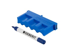 Geberit Mapress T-stykke skabelon i blå plast med Geberit logo, sammen med en hvid tusch med Geberit logo.