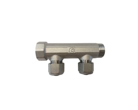 TEA belagt messing brugsvandsfordelerrør, 2 afg., ¾" med fast muffe og cc50, klar til installation på hvid baggrund.