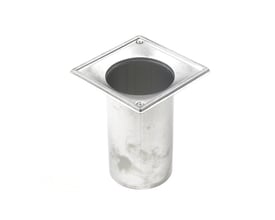 Vinklet visning af BLÜCHER forlænget overdel, fremhæver den firkantede, polerede ramme og det matte, cylindriske udløbsrør i rustfrit stål.