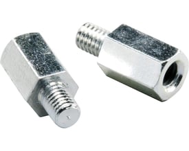 To Fibox HR20-4MM afstandsstykker i metal med M4 gevind på begge ender, isoleret på hvid baggrund.