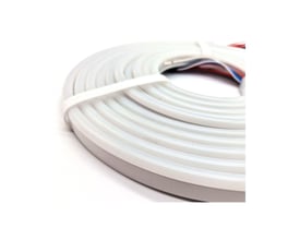 Detalje af den hvide LEDlife RGBIC Neon Flex strip, der viser den ensartede silikonestruktur og dimensionerne.