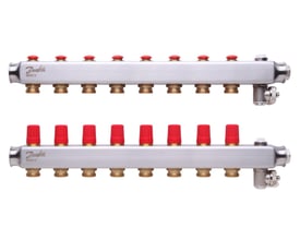 Danfoss SSM manifoldsæt i rustfri stål med 8 udgange, vist med og uden røde termokapsler på hvid baggrund.