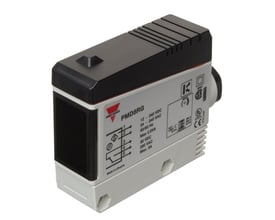 Carlo Gavazzi PMR 10R G retroreflekterende fotoaftaster med svart og grått kabinett, sett skrått forfra med merking på siden.