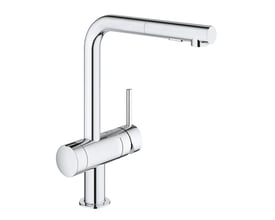 Grohe Minta køkkenarmatur i krom med L-tud, enkelt greb og udtrækkelig udløb, monteret på hvid baggrund.