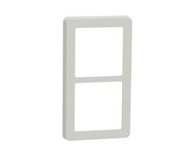 Lauritz Knudsen LK FUGA Base 63 designramme i hvid til 2 moduler, vist forfra.