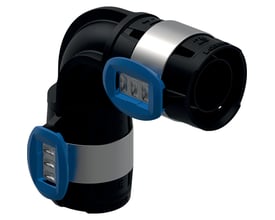 Geberit FlowFit 90-graders bøjning i sort PPSU med 40mm diameter og blå detaljer, monteret med metalringe.