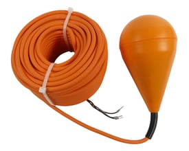Grundfos niveauvippe med 20 meter orange kabel, tæt på, med kablet rullet sammen og vippen ved siden af på hvid baggrund.