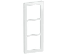 LK FUGA Pure designramme i hvid glas med plads til 3 moduler, der giver et stilrent og moderne udtryk.