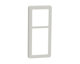 LK FUGA Base 63 designramme i lysegrå, 2½ modul, vist forfra med to rektangulære åbninger.