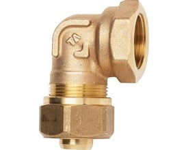 IMI TA-PX kompressions vinkel 90° i messing, med 18 mm kompressionskobling og ½" indvendigt gevind.