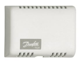 Danfoss TS2A rumføler i hvid, med ventilationsåbninger og Danfoss logo, mål 45x60x23mm.