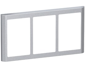 Lauritz Knudsen FUGA Soft 63 designramme i stålmetallic til 3x1½ modul, viser tre rektangulære åbninger på hvid baggrund.