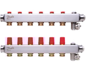 To separate Danfoss SSM manifoldsæt i rustfrit stål, hver med 6 udtag og røde manuelle ventiler.