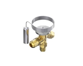 Danfoss T2 termostatisk ekspansionsventil til R134a/R513A med 3/8" tilgang og 1/2" afgang i messing, vist med et langt følerbånd.