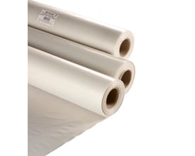 Tre ruller afdækningsplast i klar PE-folie, måler 50 meter x 2 meter med en tykkelse på 0.07 mm.