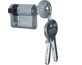 Berker nøgleafbryder indsats i metal med en nøgle isat og to nøgler dinglende fra ring, med 'Made in Italy' mærket.