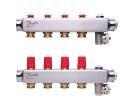 Danfoss SSM manifoldsæt i rustfrit stål med 4 udgange, viser den øverste del med røde drejeknapper og en hvid udluftningsventil.