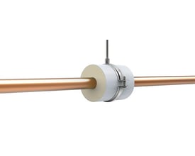 Isoglobal isolert rørbærer VVS, 48 x 50 mm, montert rundt et vannrett rør med metallbøyle.