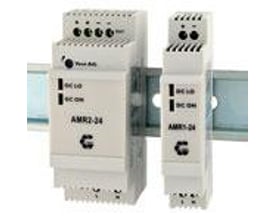 To Noratel strømforsyninger AMR2-24 og AMR5-24 monteret på DIN-skinne, med universel indgangsspænding.