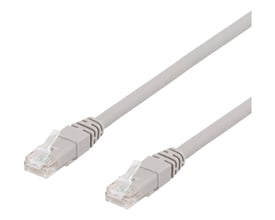 Deltaco U/UTP Cat6a patch kabel på 50 meter i grå. Begge ender har stik med grå plasthætte og gennemsigtig RJ45-kontakt.