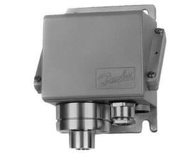 Danfoss KPS 43 pressostat i grå farve, vist fra siden med fokus på monteringsbeslag og elektriske tilslutninger.