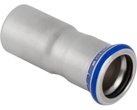 Geberit Mapress rustfri indstiksmuffe 28 x 18 mm, fremstillet af CrNiMo-stål med blå markeringer indikerende produkt og størrelse.