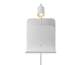 Frontvisning af Nordlux Roomi hvid metal væglampe med GU10 fatning og hylde, på hvid baggrund.