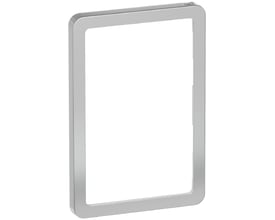 Lauritz Knudsen LK FUGA Slim designramme i sølvfinish, 1½ modul bredde, vist forfra med hvid baggrund.