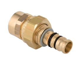 Geberit Mepla union i messing med indvendigt 1 1/4" gevind og 32mm muffe til Mepla rør, isoleret på hvid baggrund.