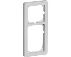 LK FUGA Baseline 63 ramme i lysegrå plast, 2½ modul, vist fra en skrå vinkel på hvid baggrund.