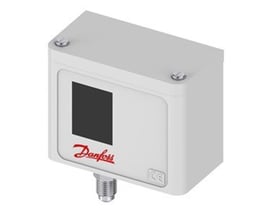 Danfoss KP7W pressostat med hvitt kabinett, svart frontfelt og gjengetilkobling nederst, for 1/4" flare.
