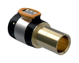 3D gengivelse af Geberit FlowFit overgang til Mapress i blyfri rødgods, med nippel og synlig orange låseclips.