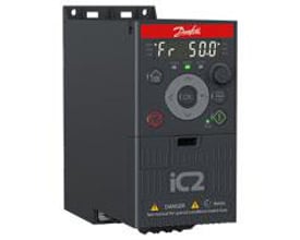 Danfoss iC2-30 frekvensomformer i mørkegrå med rød og grå betjeningsknapper samt digitalt display, monteret på sort baggrund.