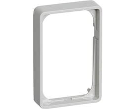 LK FUGA Baseline 50 forhøjet ramme i lysegrå plast, med 1½ modul indsatsåbning og 14 mm dybde.