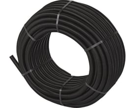 Uponor sort tomrør på 50 meter, Ø25/20 mm, bundet sammen med sorte plastbånd i en cirkel.